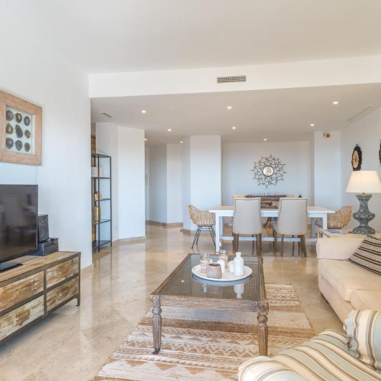Elveria Hills excellent views - Three-Bedroom Apartment with Water View - 7