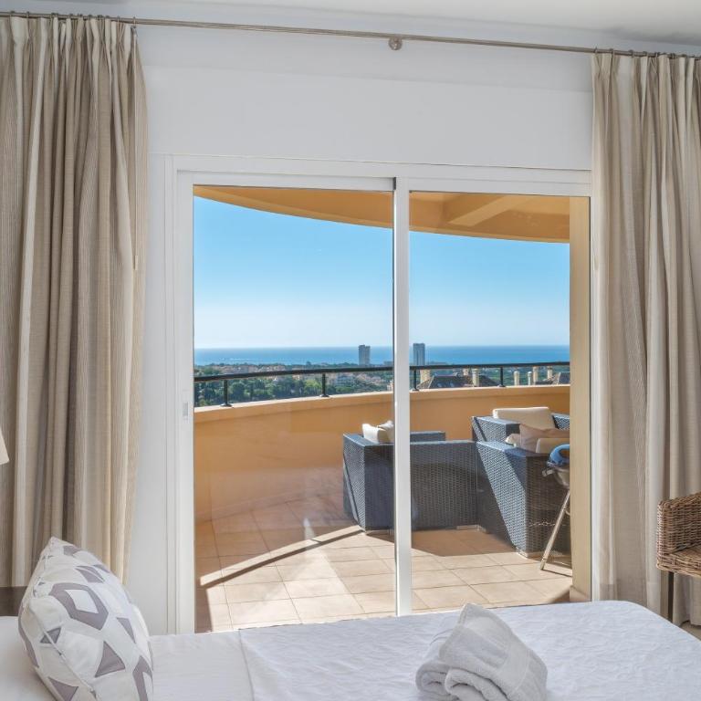 Elveria Hills excellent views - Three-Bedroom Apartment with Water View - 12