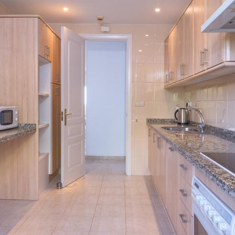 Elveria Hills excellent views - Three-Bedroom Apartment with Water View - 10