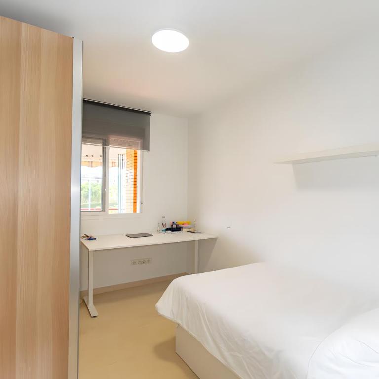 Apartment In Teatinos - Three-Bedroom House - 8