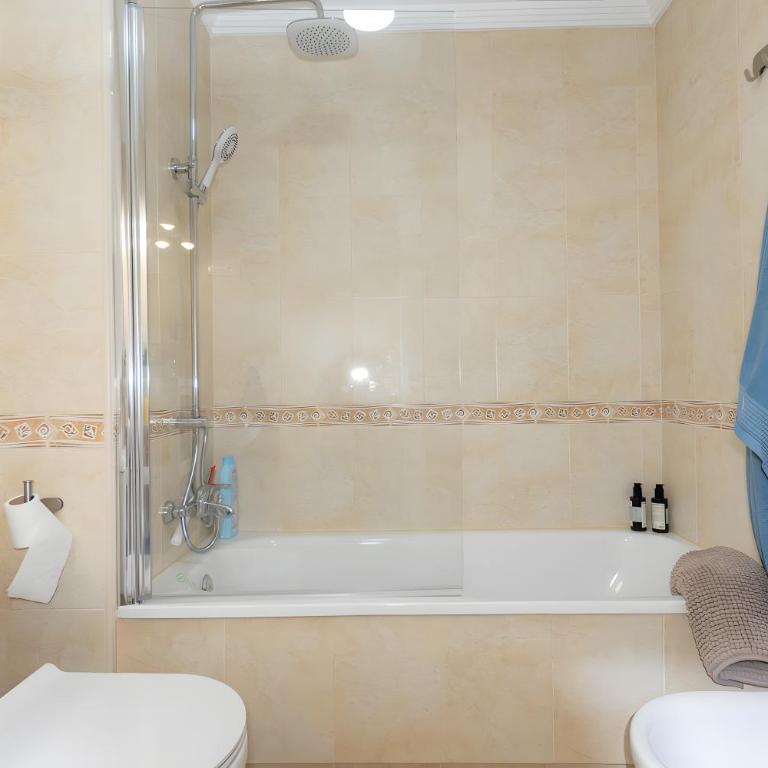 Apartment In Teatinos - Three-Bedroom House - 12
