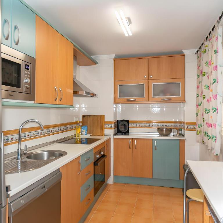 Apartment In Teatinos - Three-Bedroom House - 6