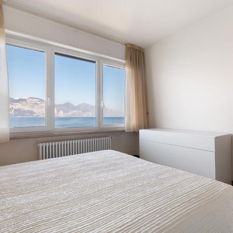 New Charming Bianca Brenzone - Appartamento Deluxe con 2 Camere da Letto e Balcone - 12