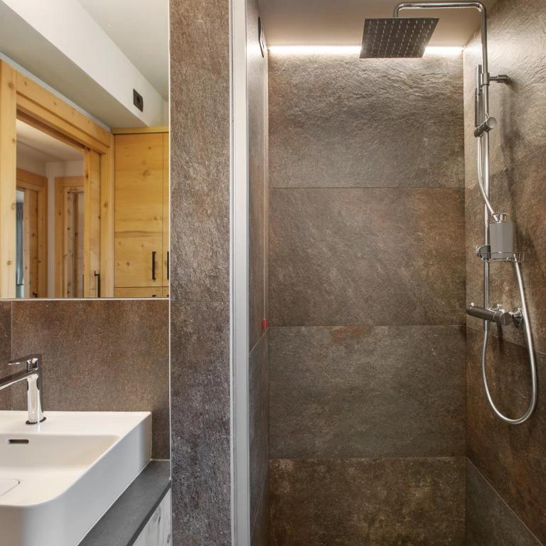 Quattropassi Bormio - Appartamento Deluxe con 2 Camere da Letto e Vista Giardino - 24