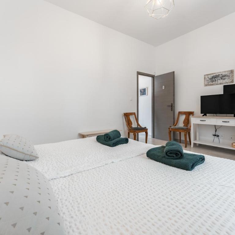 Le Mas de Kitty - Maison d'hôtes - Chambre Triple avec Douche - 9
