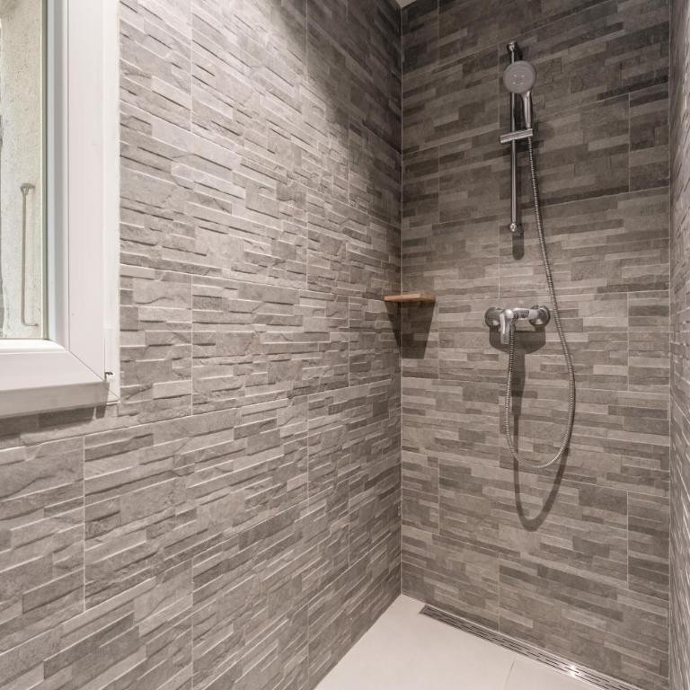 Le Mas de Kitty - Maison d'hôtes - Chambre Triple avec Douche - 8