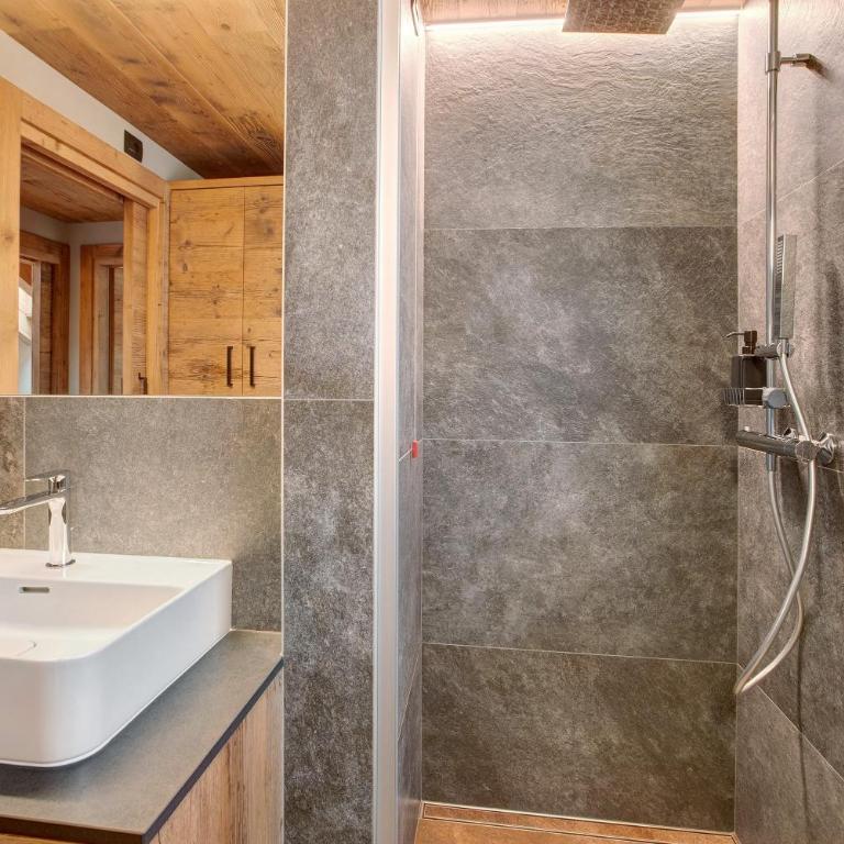 Quattropassi Bormio - Appartamento Deluxe con 2 Camere da Letto e Vista Giardino - 13