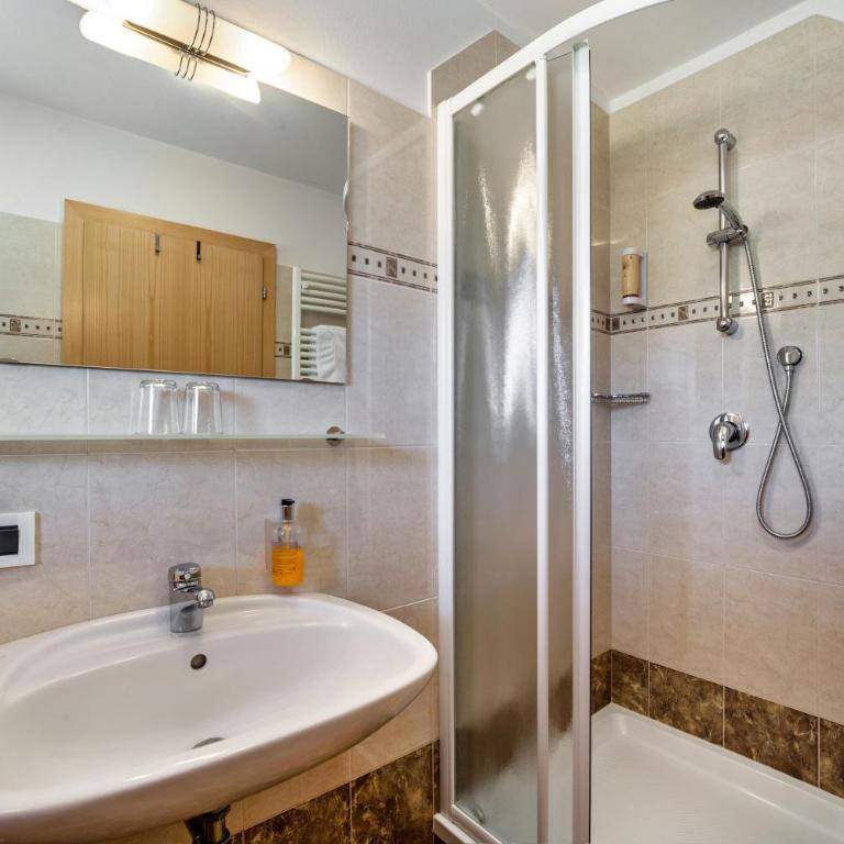 Hotel Klausthaler - Dreibettzimmer mit Dusche - 9