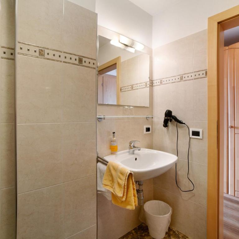 Hotel Klausthaler - Dreibettzimmer mit Dusche - 7