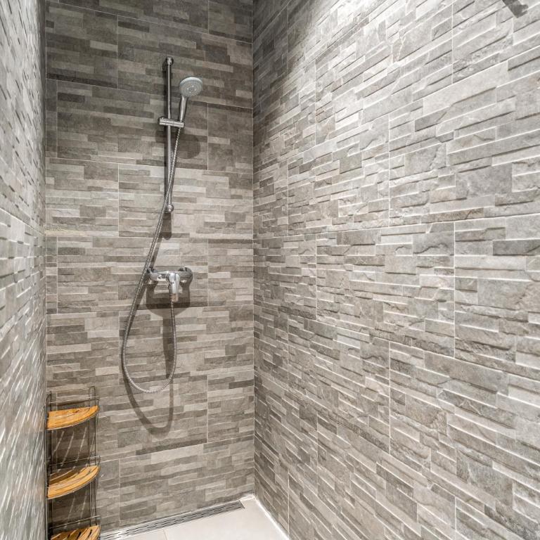 Le Mas de Kitty - Maison d'hôtes - Chambre Triple avec Douche - 10