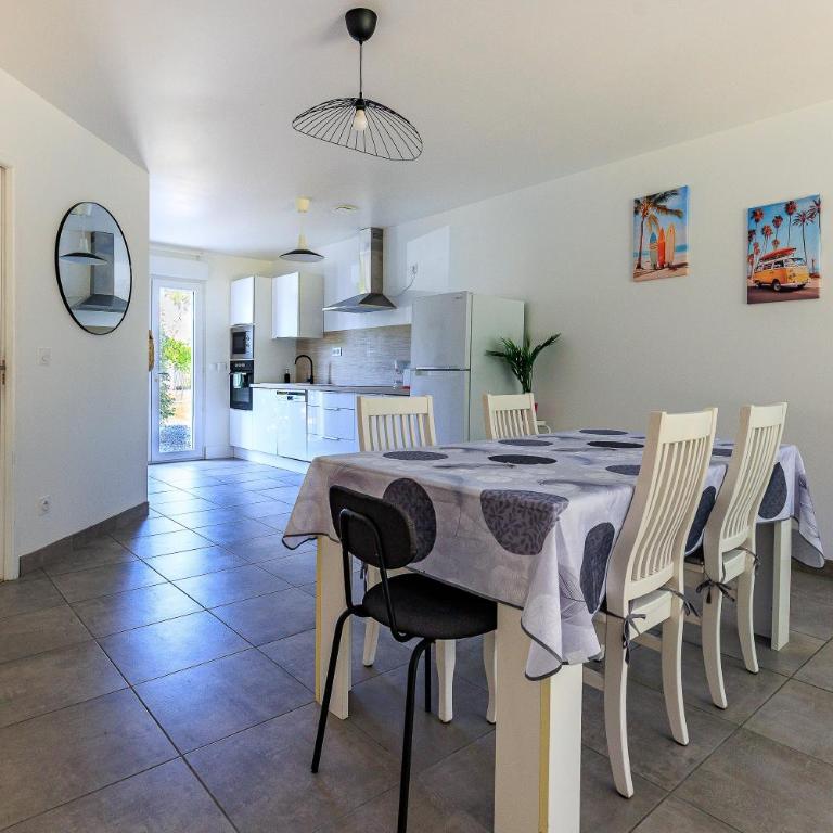 Appartement 6 Personnes Soustons - Two-Bedroom Deluxe Apartment with Garden View - 7