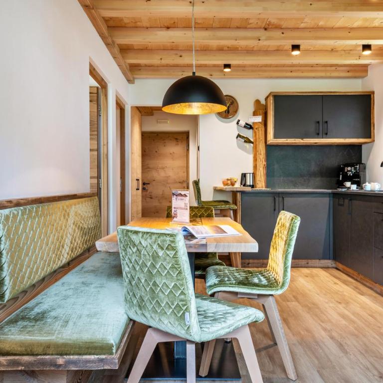 Blosegghof Bergchalets Waldblick - Two-Bedroom Deluxe Apartment with Garden View - 4