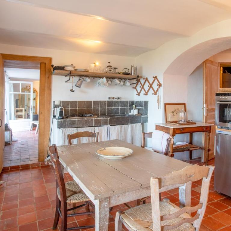 La Maison de Constance - Two-Bedroom Deluxe Apartment with Ocean View - 4