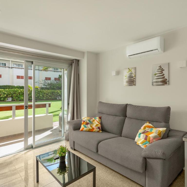 Kellys' Apartment Las Camelias - One-Bedroom Apartment with Garden View - 3