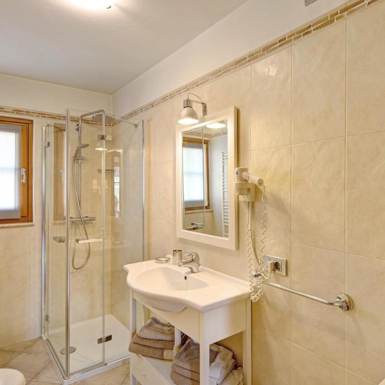 Sole Chalet Martina - Appartamento Deluxe con 2 Camere da Letto e Vista Giardino - 16