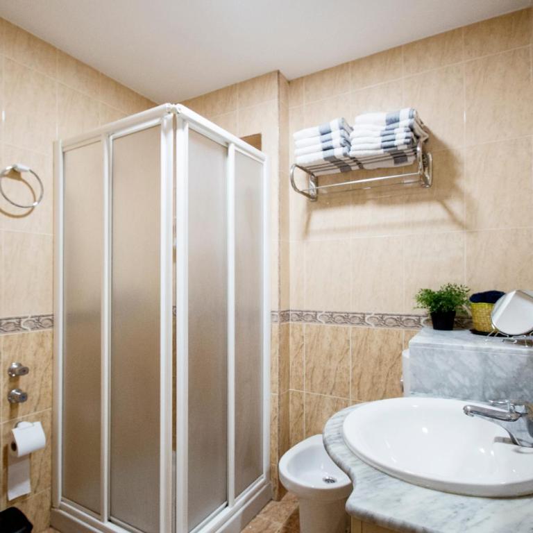 City Centre Lovely Apartment - Two-Bedroom Deluxe Apartment with Balcony - 4