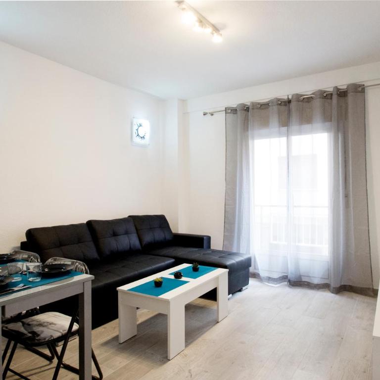 City Centre Lovely Apartment - Two-Bedroom Deluxe Apartment with Balcony - 18