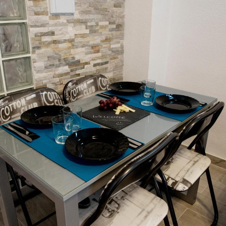 City Centre Lovely Apartment - Two-Bedroom Deluxe Apartment with Balcony - 16