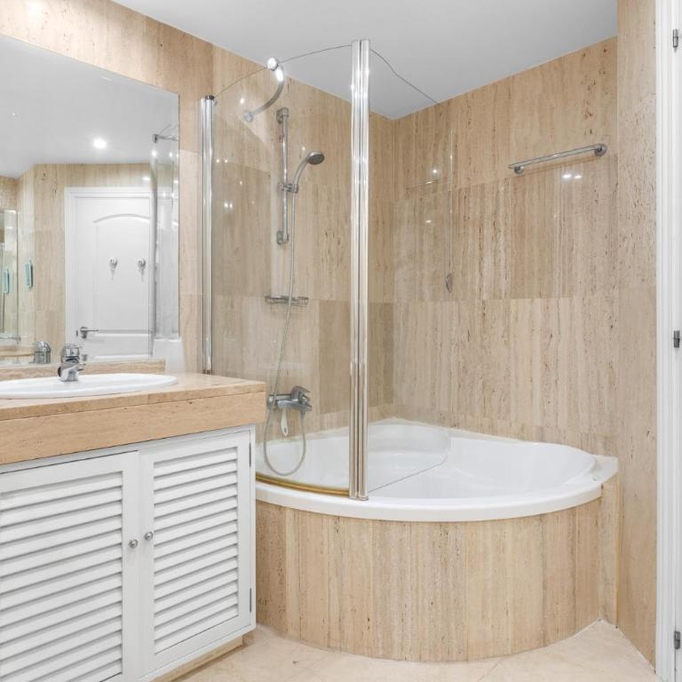 Jardines Santa Maria Golf Elviria - Apartamento Deluxe de 2 dormitorios con vistas al jardín - 10