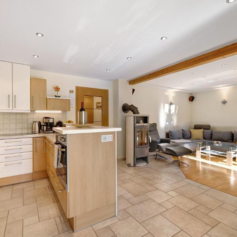 Cathleen Bohnert - One-Bedroom Apartment with Garden View - 14