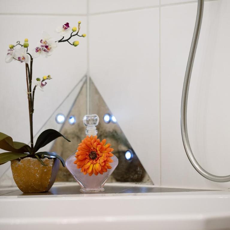 Cathleen Bohnert - One-Bedroom Apartment with Garden View - 25