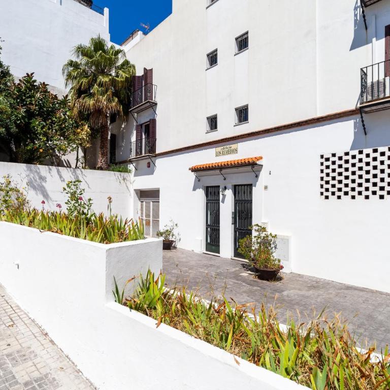 Apartamento Los Remedios Con Patio Andaluz - Apartamento Deluxe de 2 dormitorios con balcón - 1
