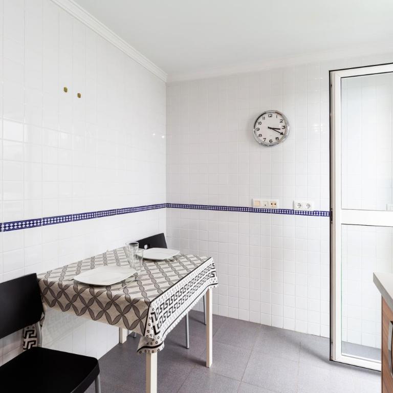 Apartamento Los Remedios Con Patio Andaluz - Apartamento Deluxe de 2 dormitorios con balcón - 15