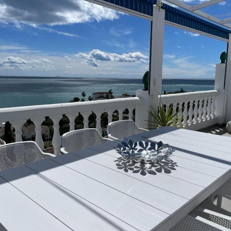Bella Vista Beach Club Sea Views - Two-Bedroom Deluxe Apartment with Ocean View - 1