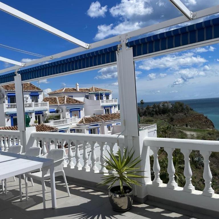 Bella Vista Beach Club Sea Views - Two-Bedroom Deluxe Apartment with Ocean View - 2