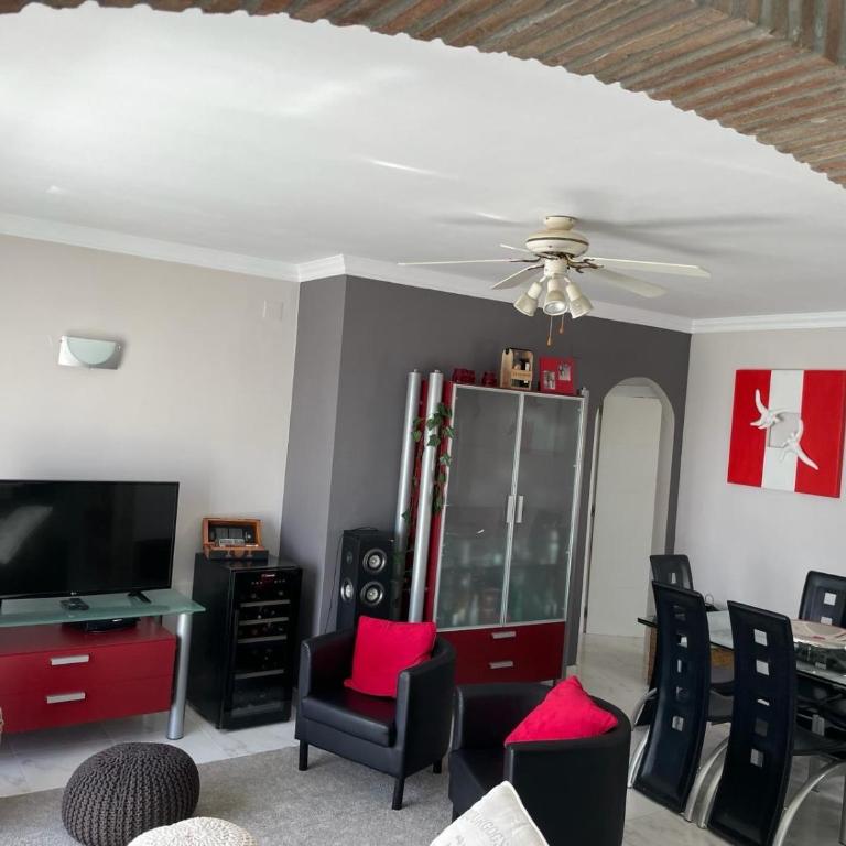 Bella Vista Beach Club Sea Views - Two-Bedroom Deluxe Apartment with Ocean View - 10