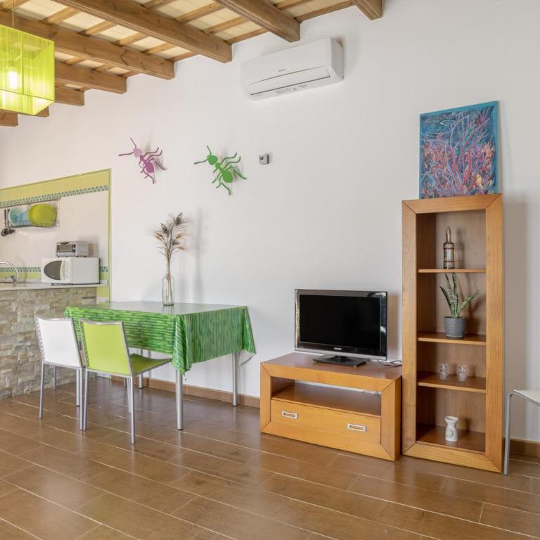 Cortijo Entrepinares - Habitación Triple con vistas al jardín - 4