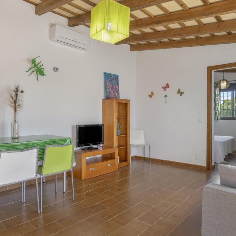 Cortijo Entrepinares - Habitación Triple con vistas al jardín - 8
