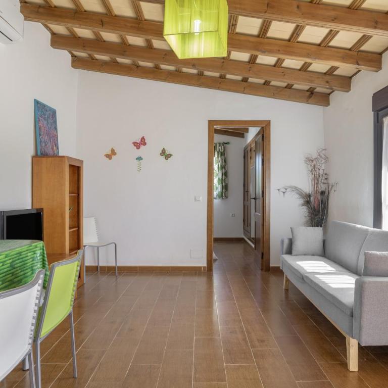 Cortijo Entrepinares - Habitación Triple con vistas al jardín - 3