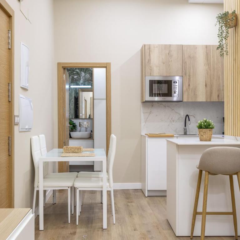 Apartamentos Brisas de Cádiz 3 - Habitación Triple con ducha - 8