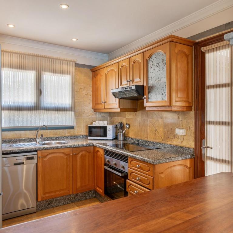 Villa Tania - Three-Bedroom House - 9