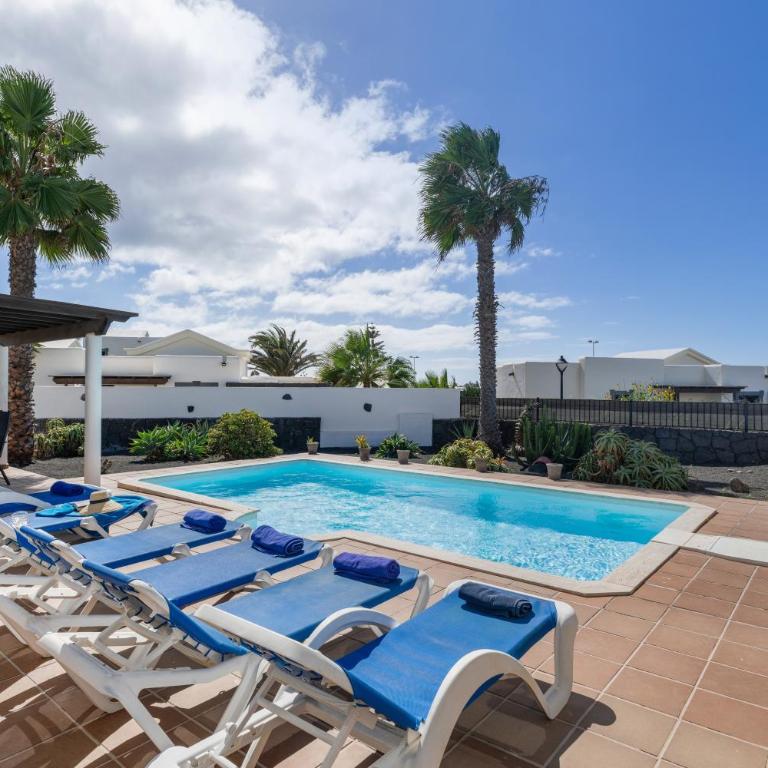 Villa Tania - Three-Bedroom House - 3