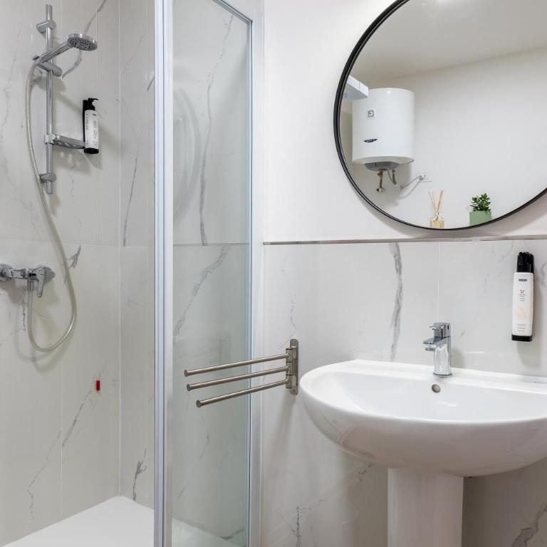 Rebaly Suites - Standard Queen Room - 15