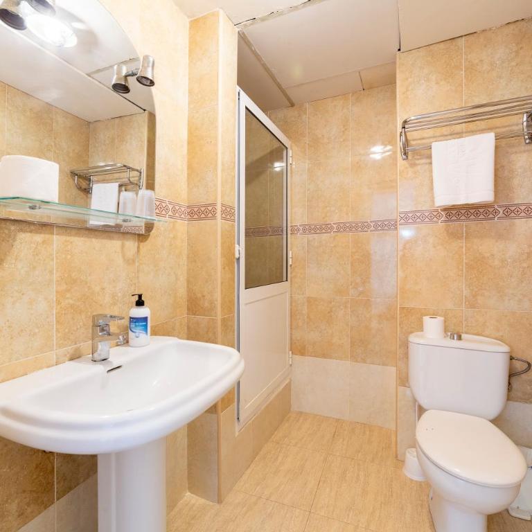 Hostal Moya - Deluxe Double Room with Shower - 9