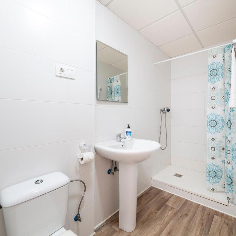 Hostal Moya - Deluxe Double Room with Shower - 6