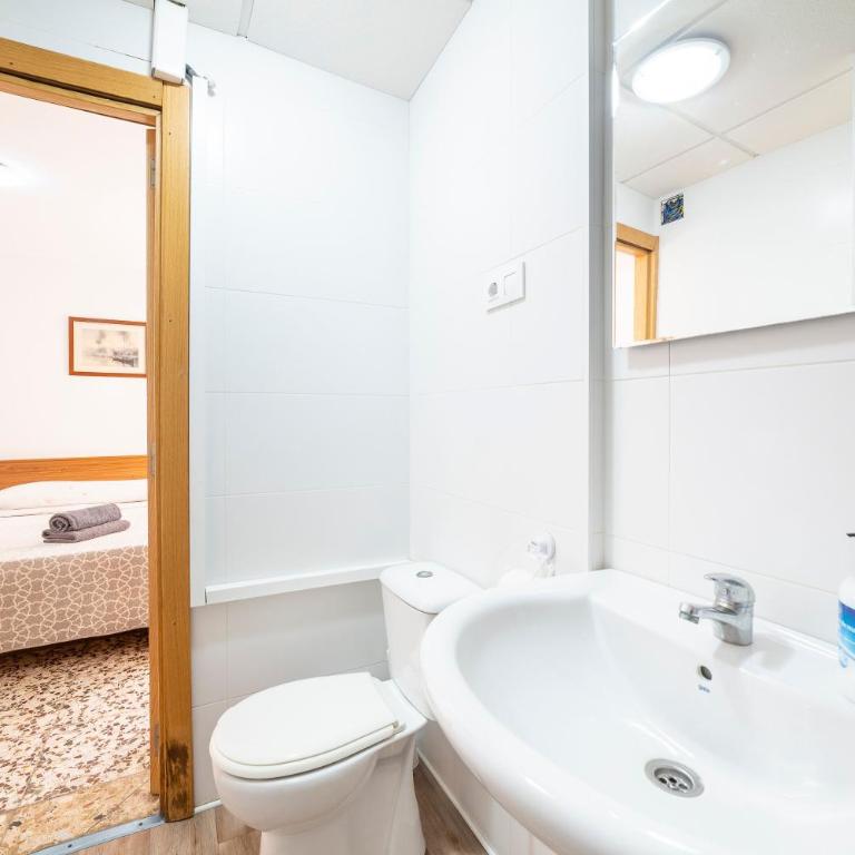 Hostal Moya - Deluxe Double Room with Shower - 5