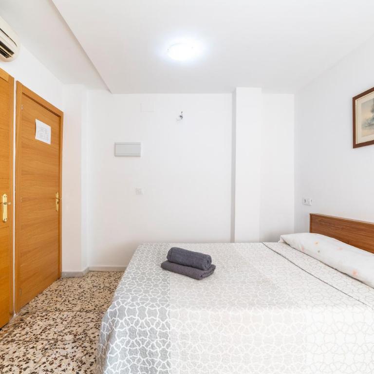 Hostal Moya - Deluxe Double Room with Shower - 9