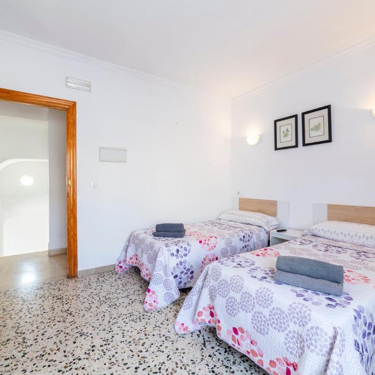 Hostal Moya - Deluxe Double Room with Shower - 11