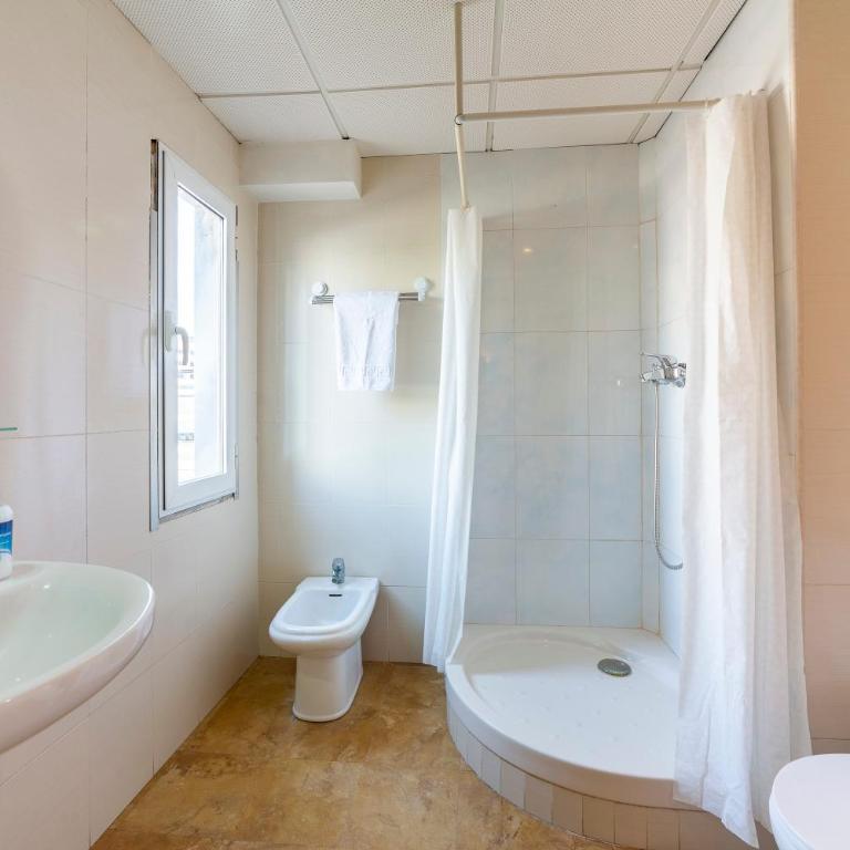 Hostal Moya - Deluxe Double Room with Shower - 8