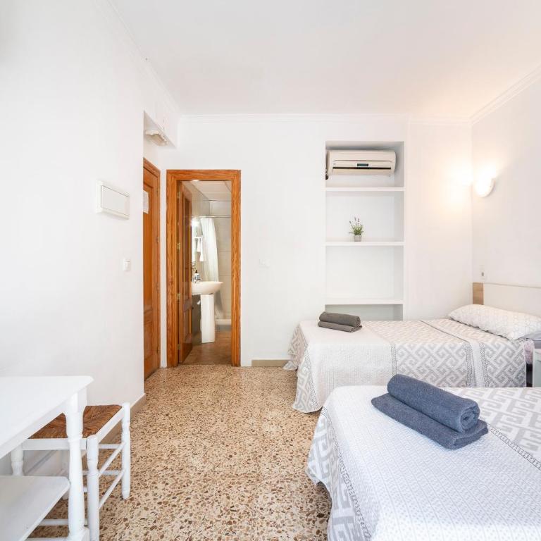 Hostal Moya - Deluxe Double Room with Shower - 5