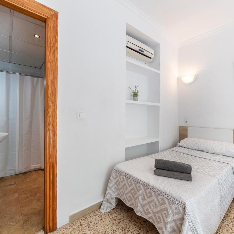 Hostal Moya - Deluxe Double Room with Shower - 8