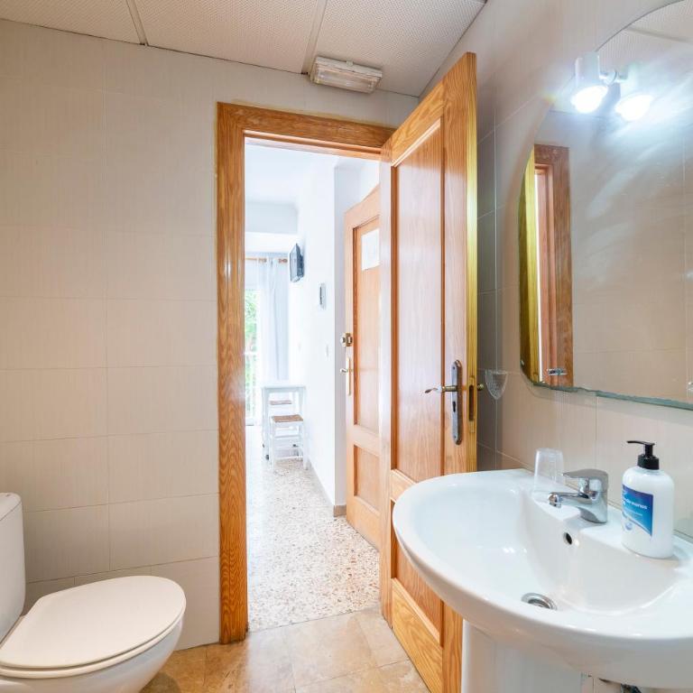 Hostal Moya - Deluxe Double Room with Shower - 10