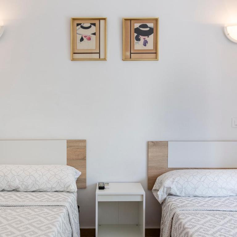 Hostal Moya - Deluxe Double Room with Shower - 2