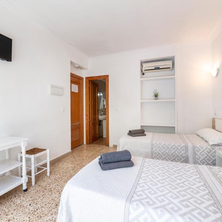 Hostal Moya - Deluxe Double Room with Shower - 12