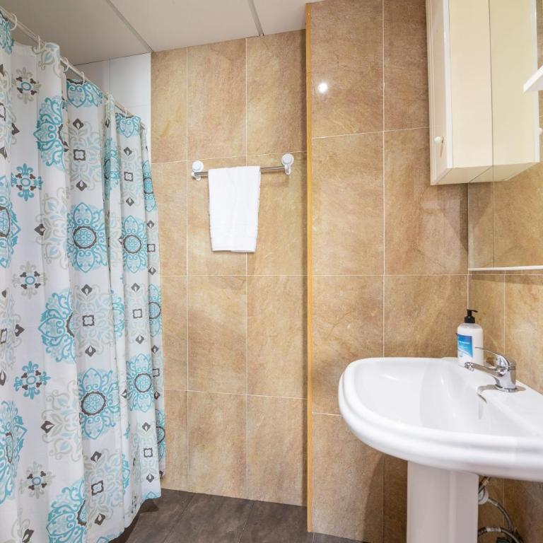 Hostal Moya - Triple Room with Shower - 11