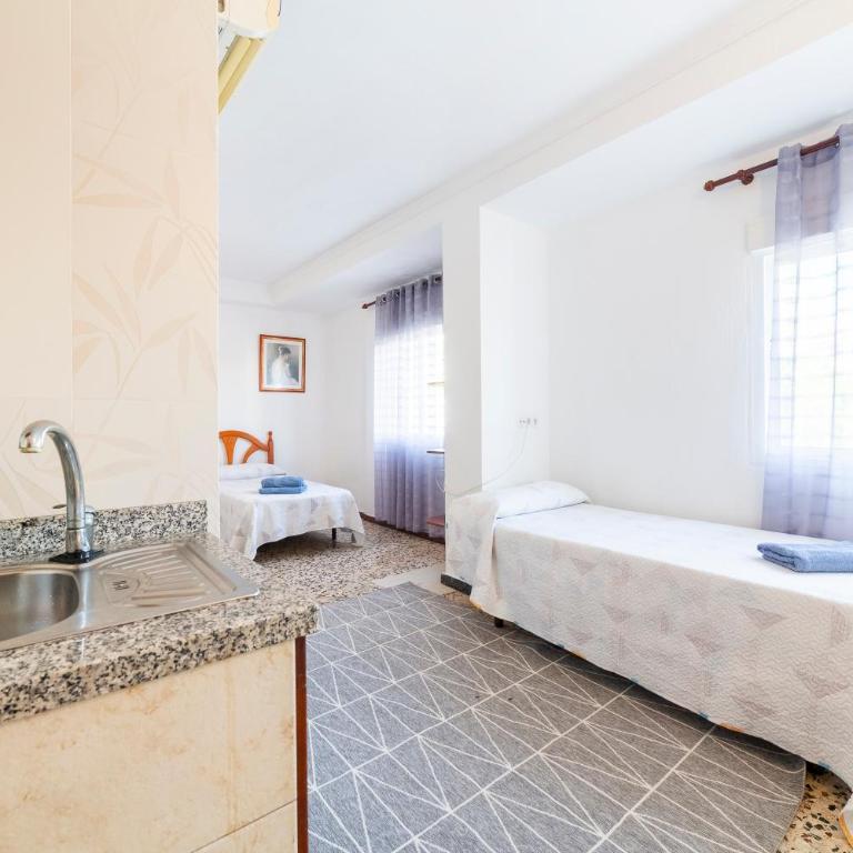 Hostal Moya - Triple Room with Shower - 7